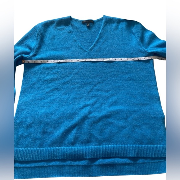 Banana Republic Blue V-Neck Sweater Size Medium - Picture 7 of 8